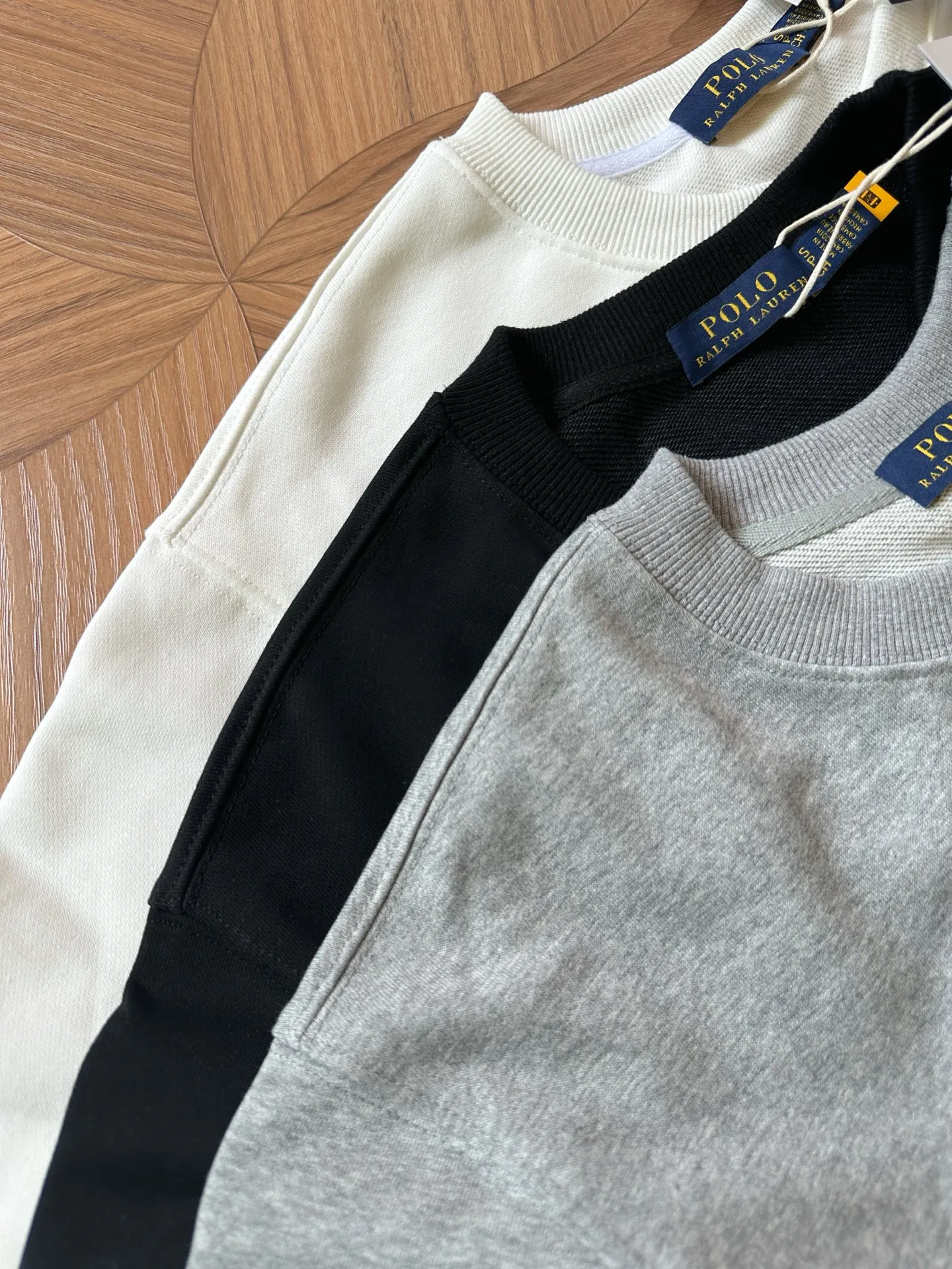 P220 Style No.: RL021] RalphLauren/Ralph Lauren 2025 new autumn and winter terry sweatshirt large POLO English letters embroidered logo Ralph Lauren age-reducing item, the coat fabric is made of 60% cotton➕40% polyester, which not only retains the softness, comfort and breathability of cotton, but also adds the wear resistance and wrinkle resistance of polyester fiber, making the clothes more durable and easy to care for. Even in slightly cooler weather, you won't feel stuffy when wearing it. This kind of fabric has a natural crisp feel and is not easy to pill or deform. The flying pigeon on the chest is embroidered with the brand's large logo in English letters. The color is full, full of three-dimensionality, and lifelike, adding a bit of liveliness and interest to the entire sweatshirt. There is no pressure to dress, regardless of age or gender. Complete accessories! Color: Gray Size: S-xL S Shoulder width 53 Bust 110 Length 67 Sleeve length 58 M Shoulder width 54 Bust 114 Length 69 Sleeve length 59 L Shoulder width 55 Bust 118 Length 71 Sleeve length 60 xL Shoulder width 56 Bust 122 Length 73 Sleeve length 61